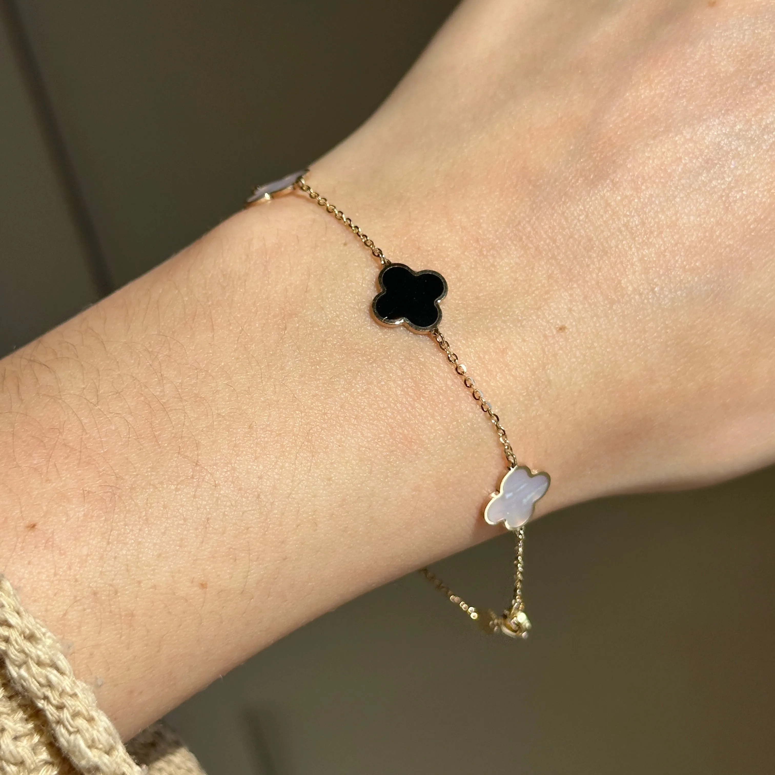 14KT Yellow Gold Black Onyx   Mother of Pearl 10mm 4 Leaf Cover Charm Chain Bracelet
