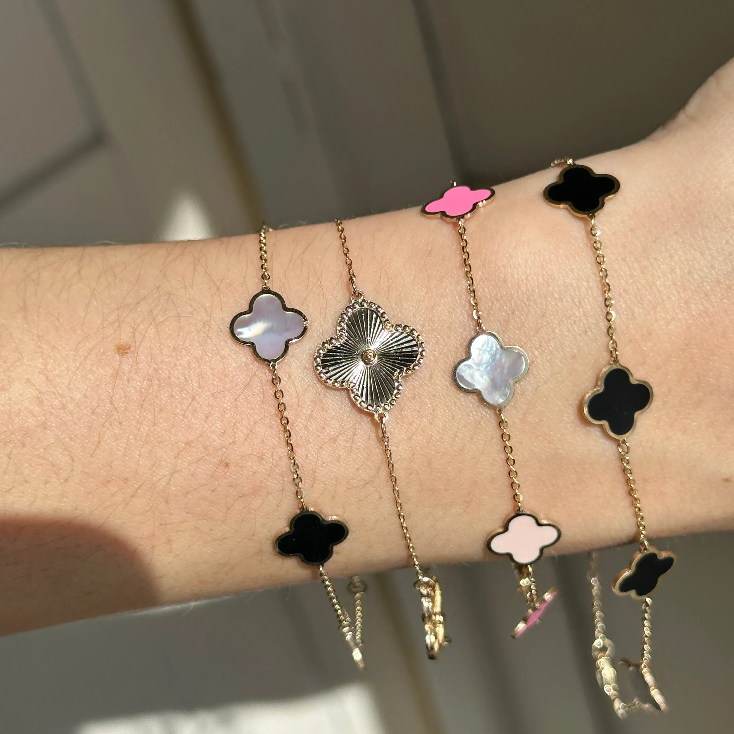 14KT Yellow Gold Black Onyx   Mother of Pearl 10mm 4 Leaf Cover Charm Chain Bracelet