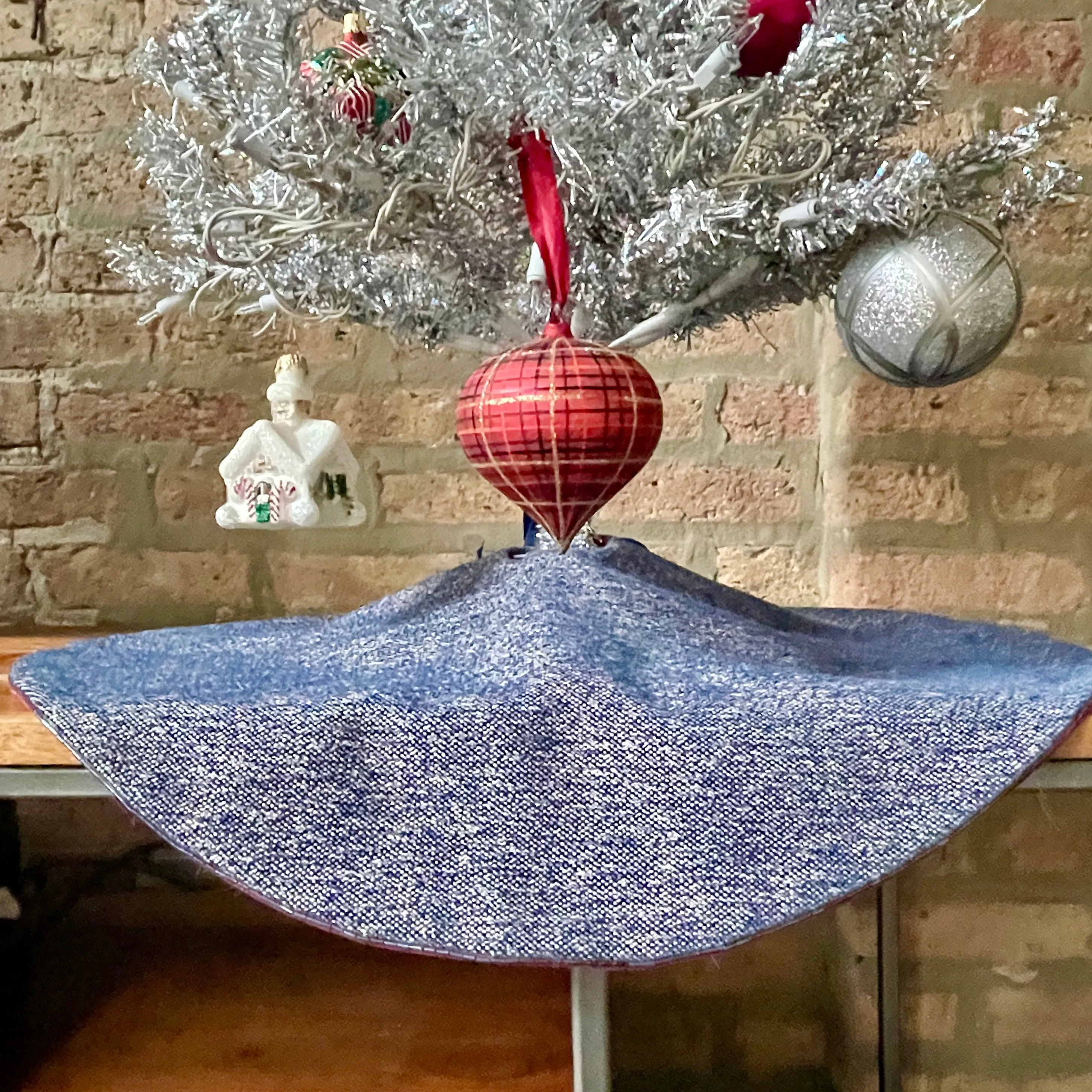 24" Retro Navy Blue Tweed and Burgundy Tabletop Christmas Tree Skirt | Reversible