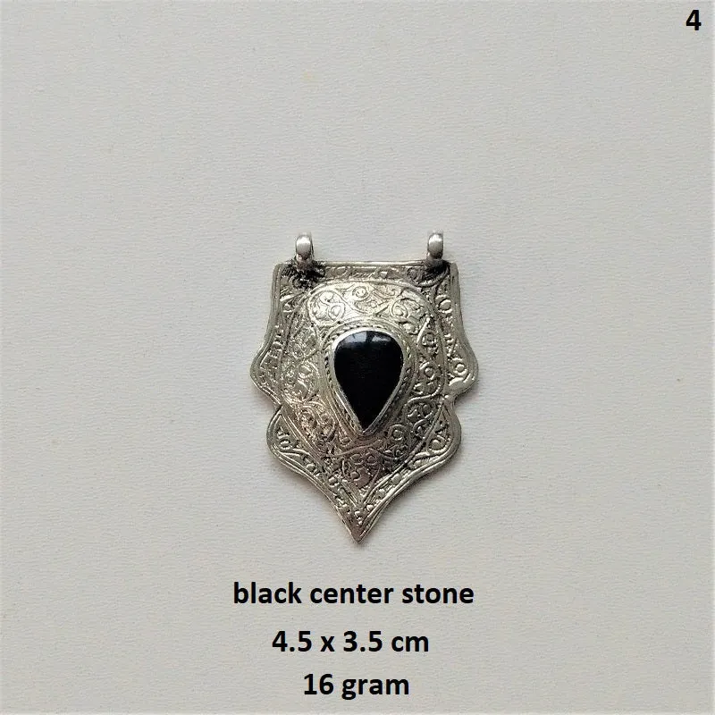 Artisanal nickel-free and anti-allergic tribal pendant from Pakistan