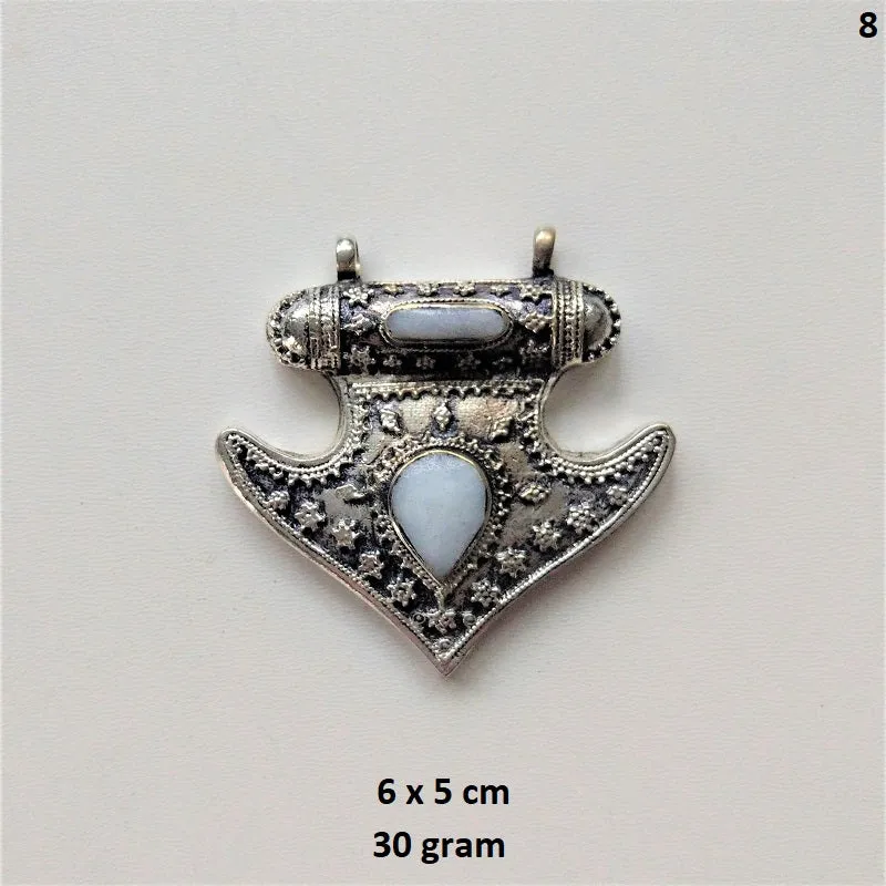 Artisanal nickel-free and anti-allergic tribal pendant from Pakistan