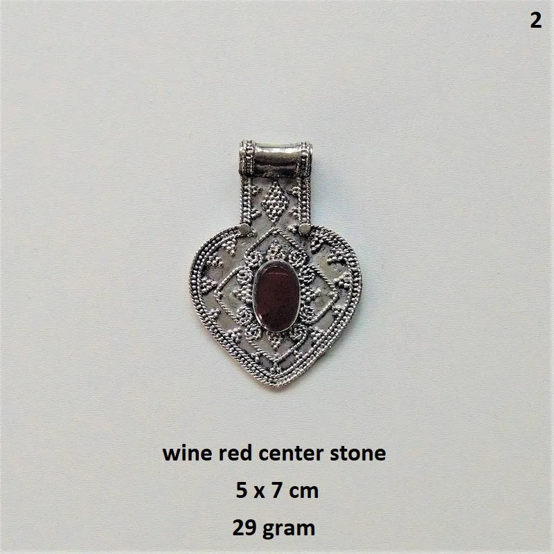 Artisanal nickel-free and anti-allergic tribal pendant from Pakistan