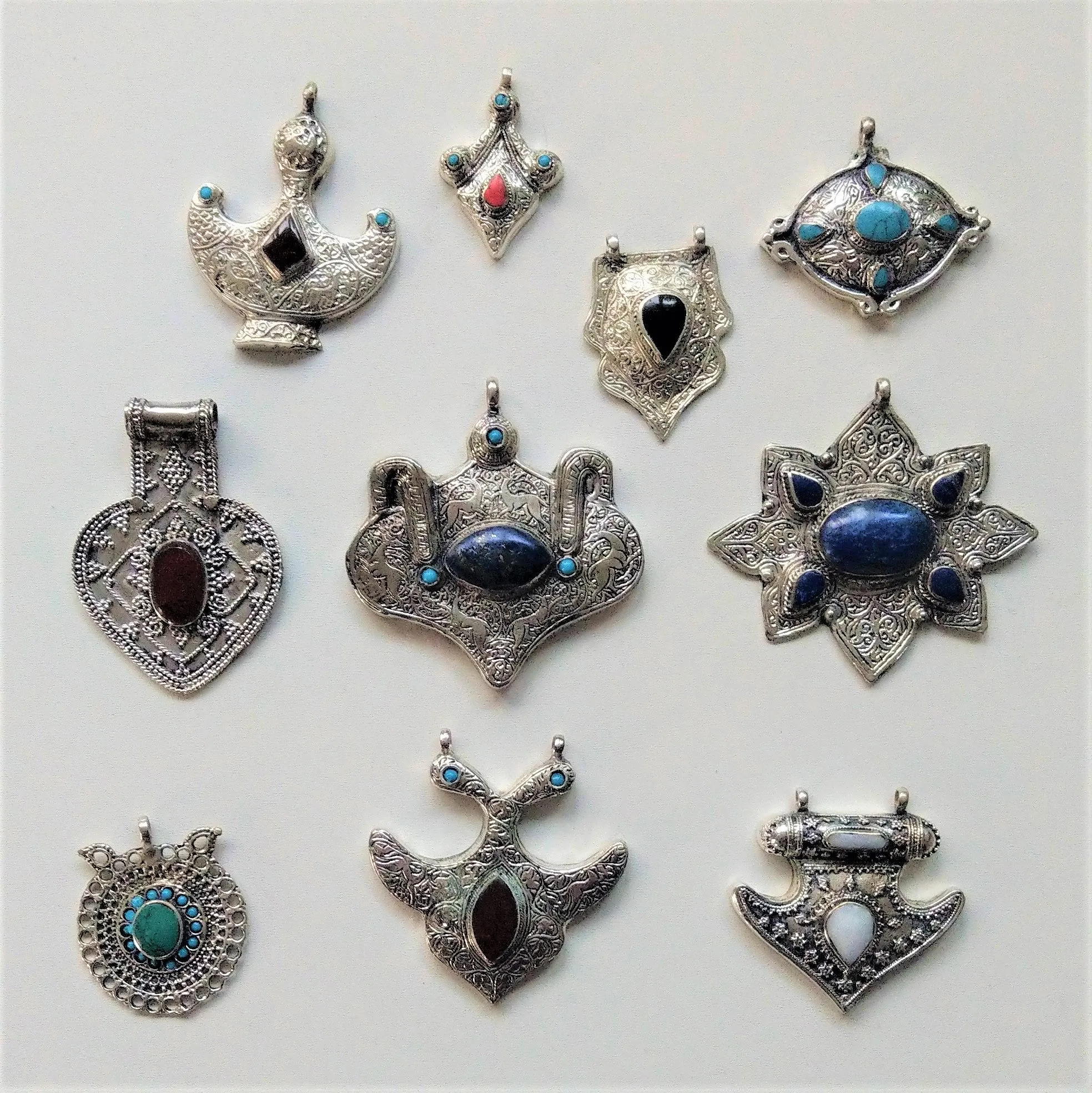 Artisanal nickel-free and anti-allergic tribal pendant from Pakistan