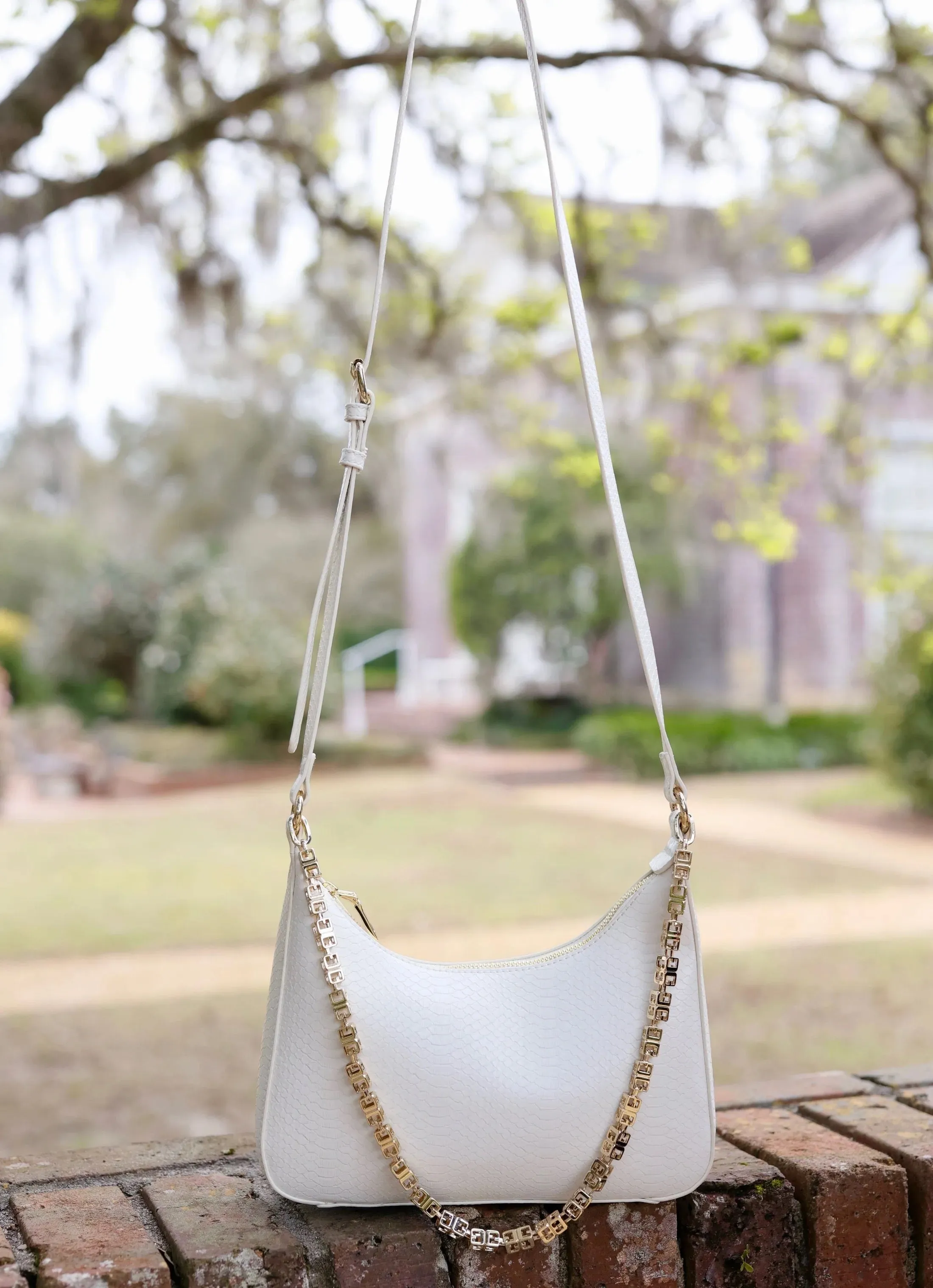BILLIE CROSSBODY WITH CHAIN-CREAM