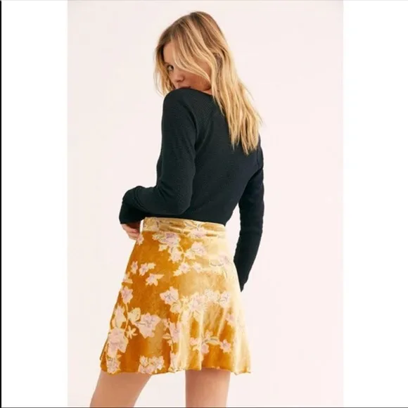 BNWOT Free People Margaux Velvet Floral Mini Skirt