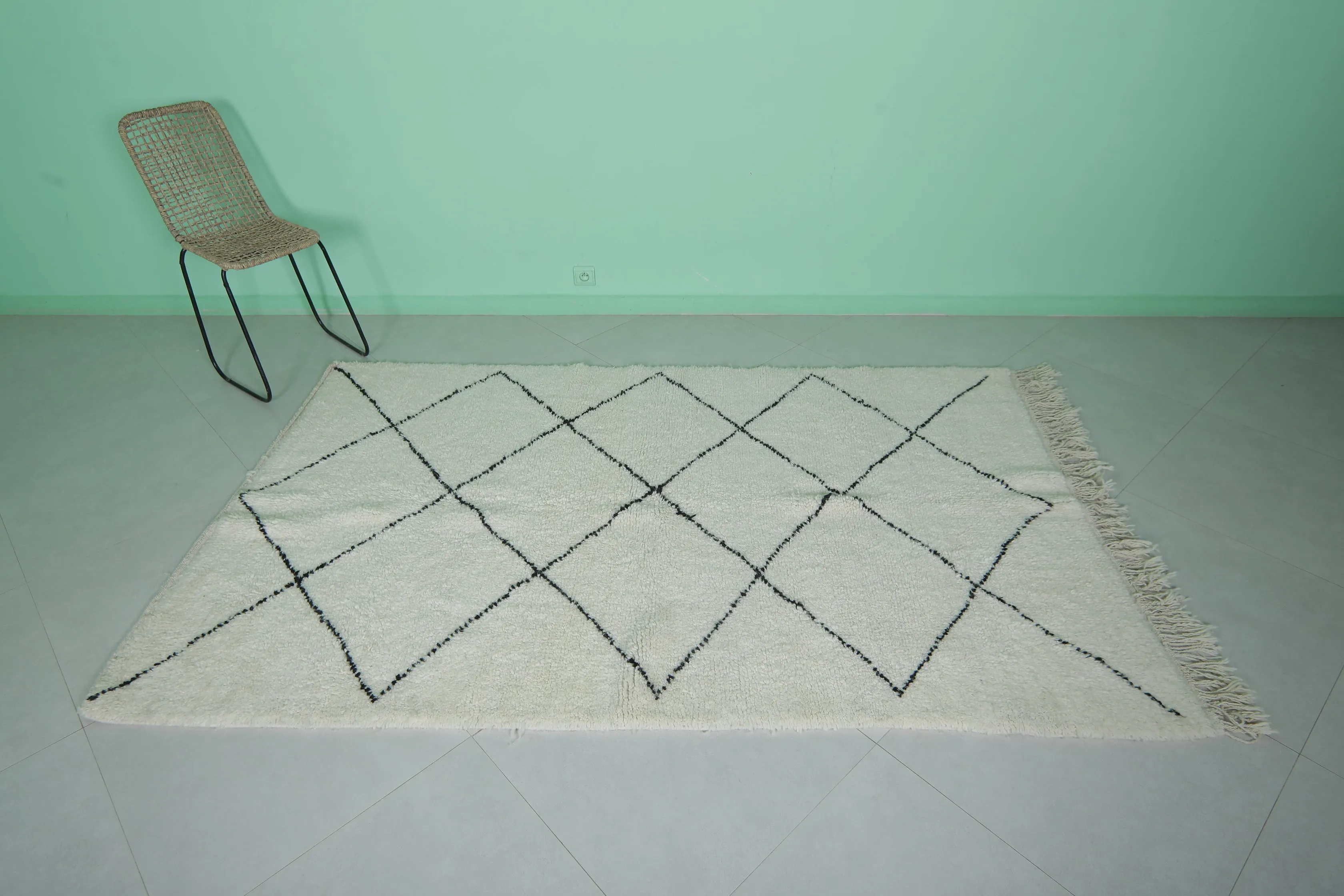 Diamond Moroccan Rug - 4.8 x 7.9 Feet | Handwoven Wool Elegance