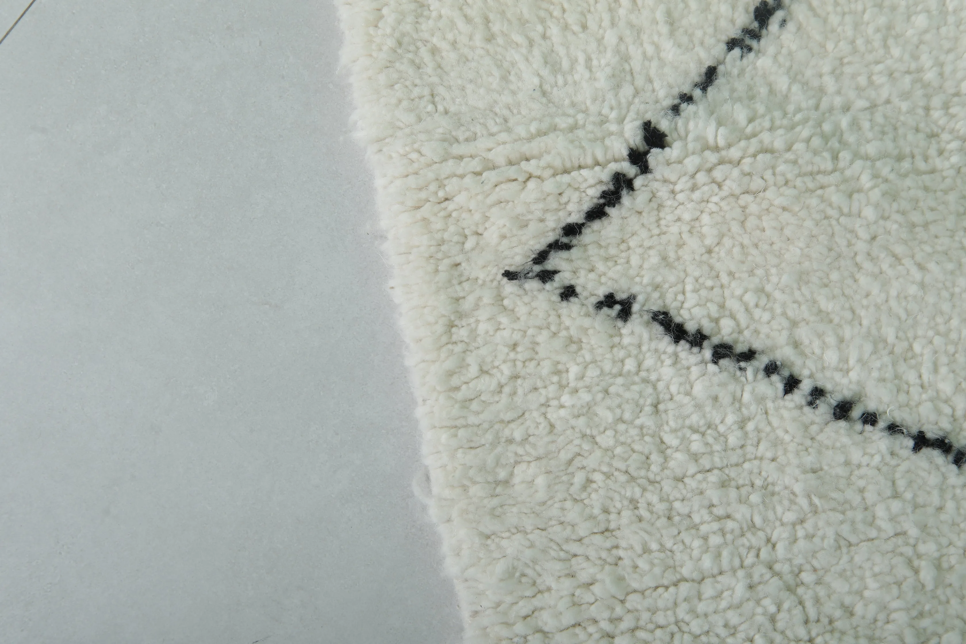 Diamond Moroccan Rug - 4.8 x 7.9 Feet | Handwoven Wool Elegance