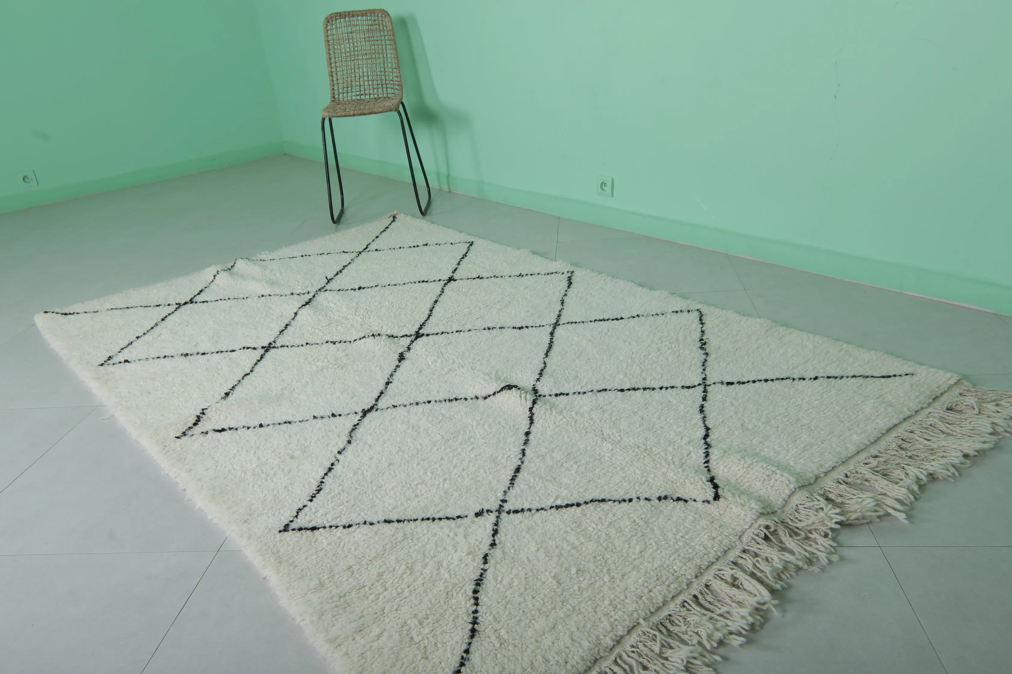 Diamond Moroccan Rug - 4.8 x 7.9 Feet | Handwoven Wool Elegance