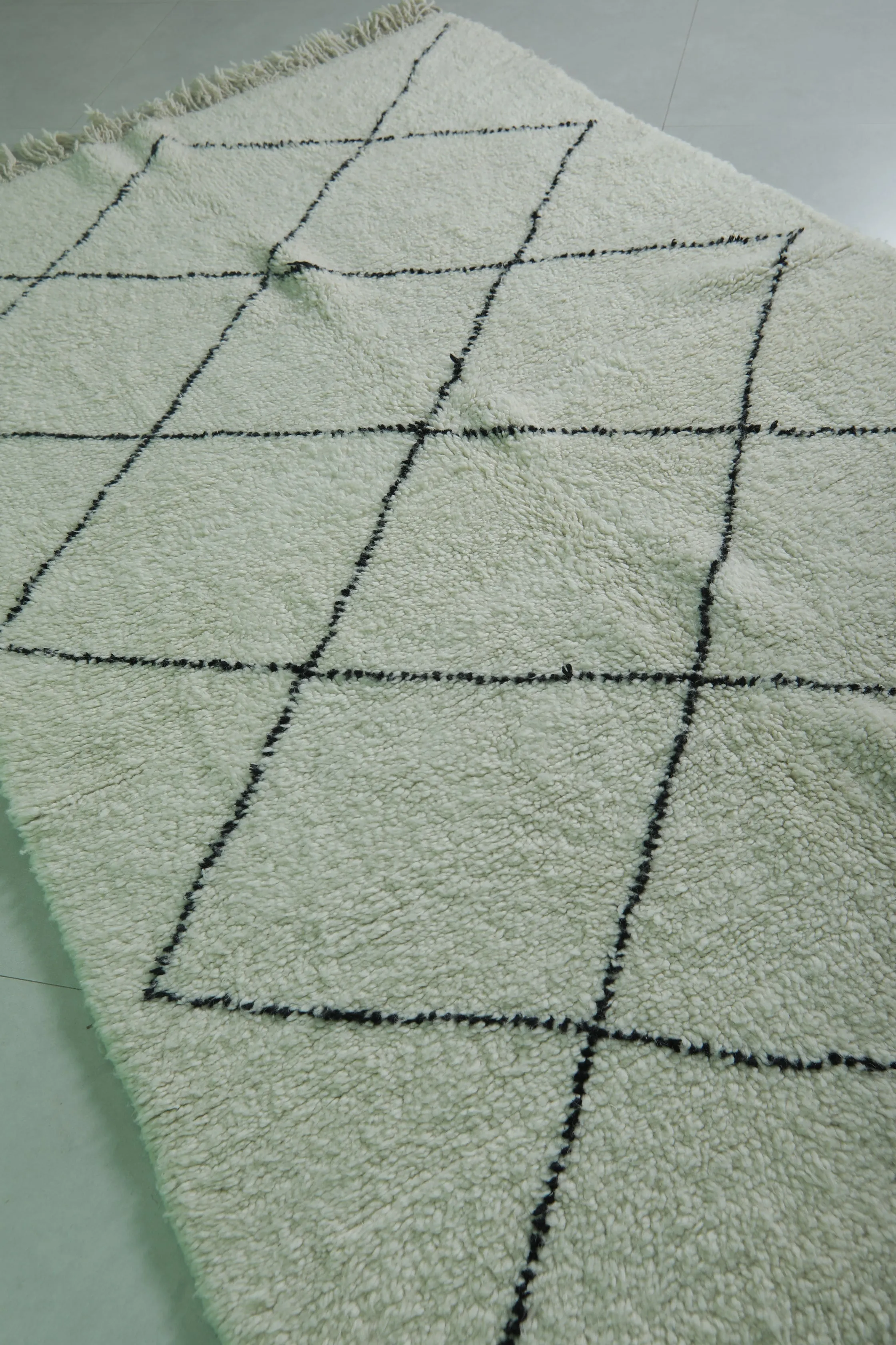Diamond Moroccan Rug - 4.8 x 7.9 Feet | Handwoven Wool Elegance