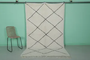 Diamond Moroccan Rug - 4.8 x 7.9 Feet | Handwoven Wool Elegance