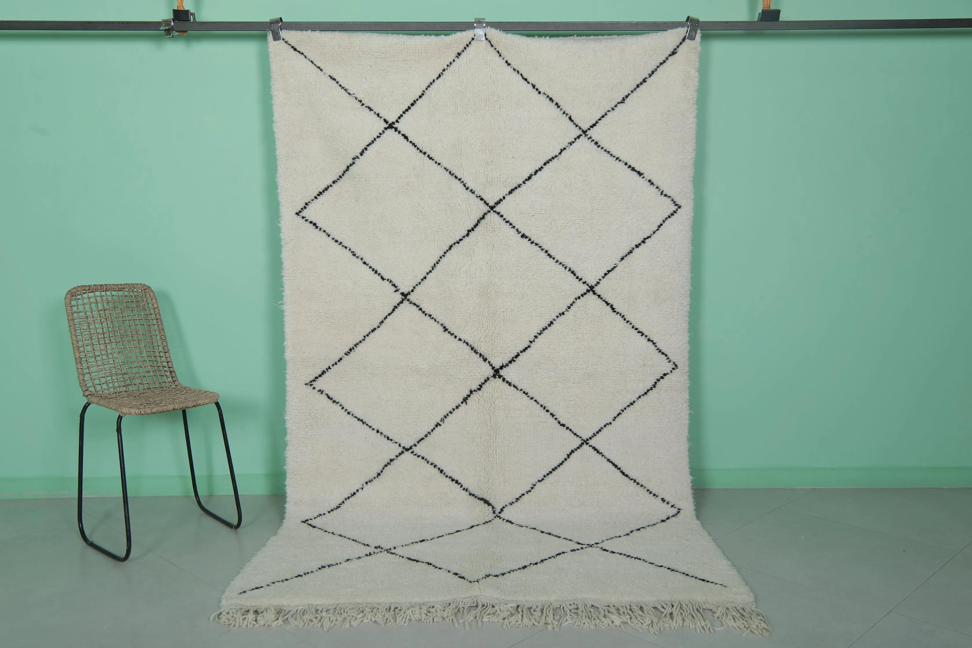 Diamond Moroccan Rug - 4.8 x 7.9 Feet | Handwoven Wool Elegance