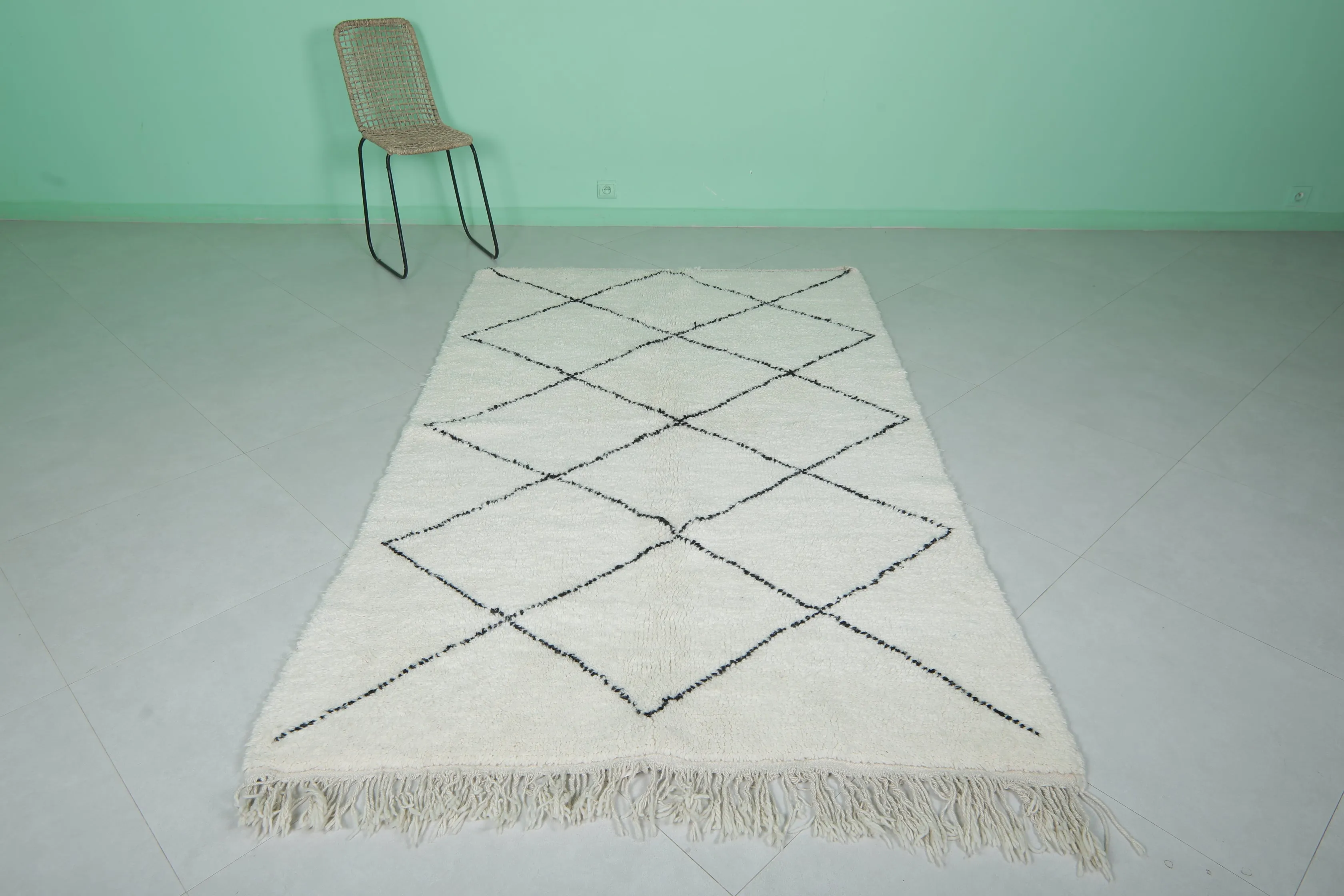 Diamond Moroccan Rug - 4.8 x 7.9 Feet | Handwoven Wool Elegance