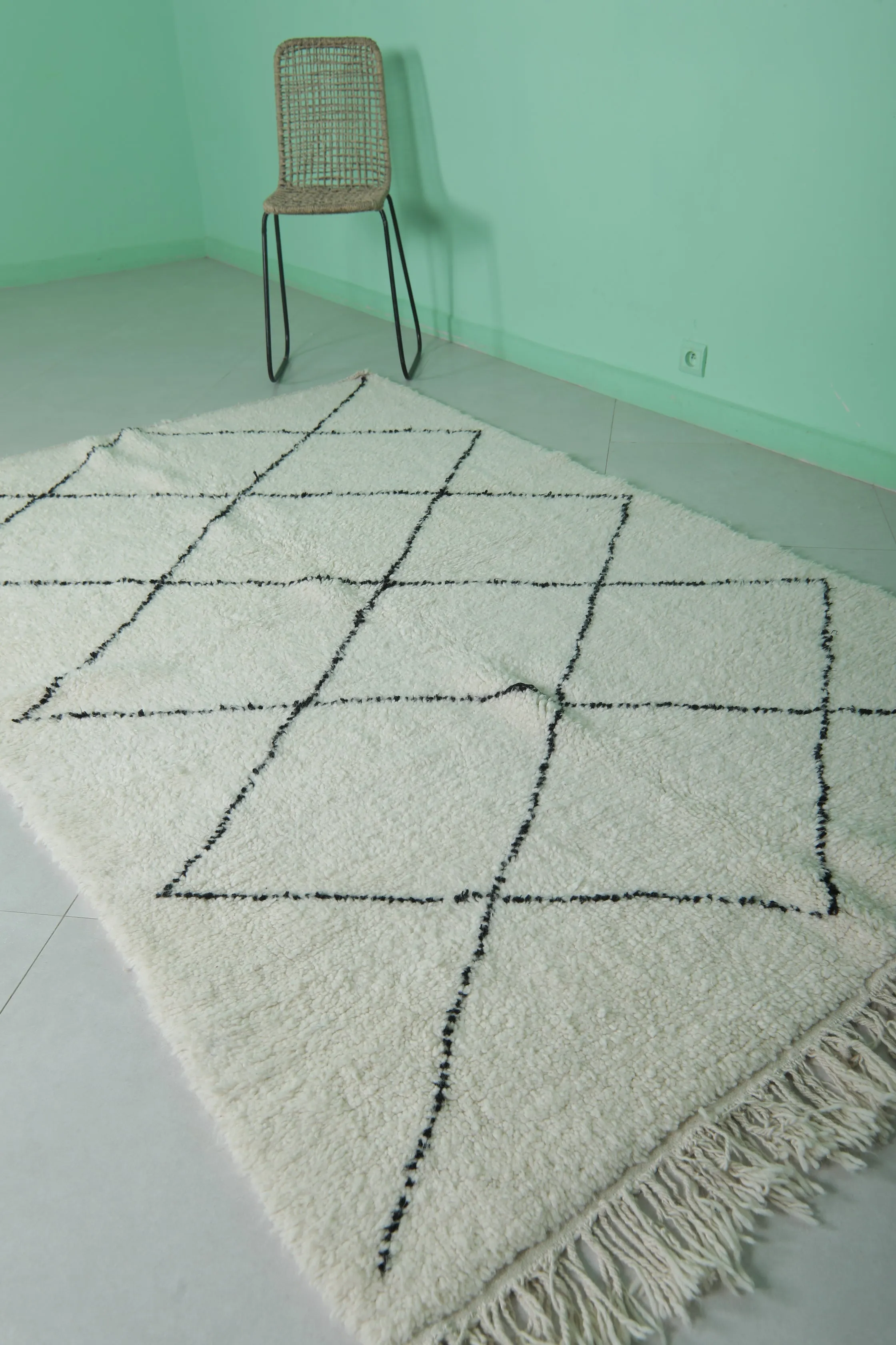 Diamond Moroccan Rug - 4.8 x 7.9 Feet | Handwoven Wool Elegance