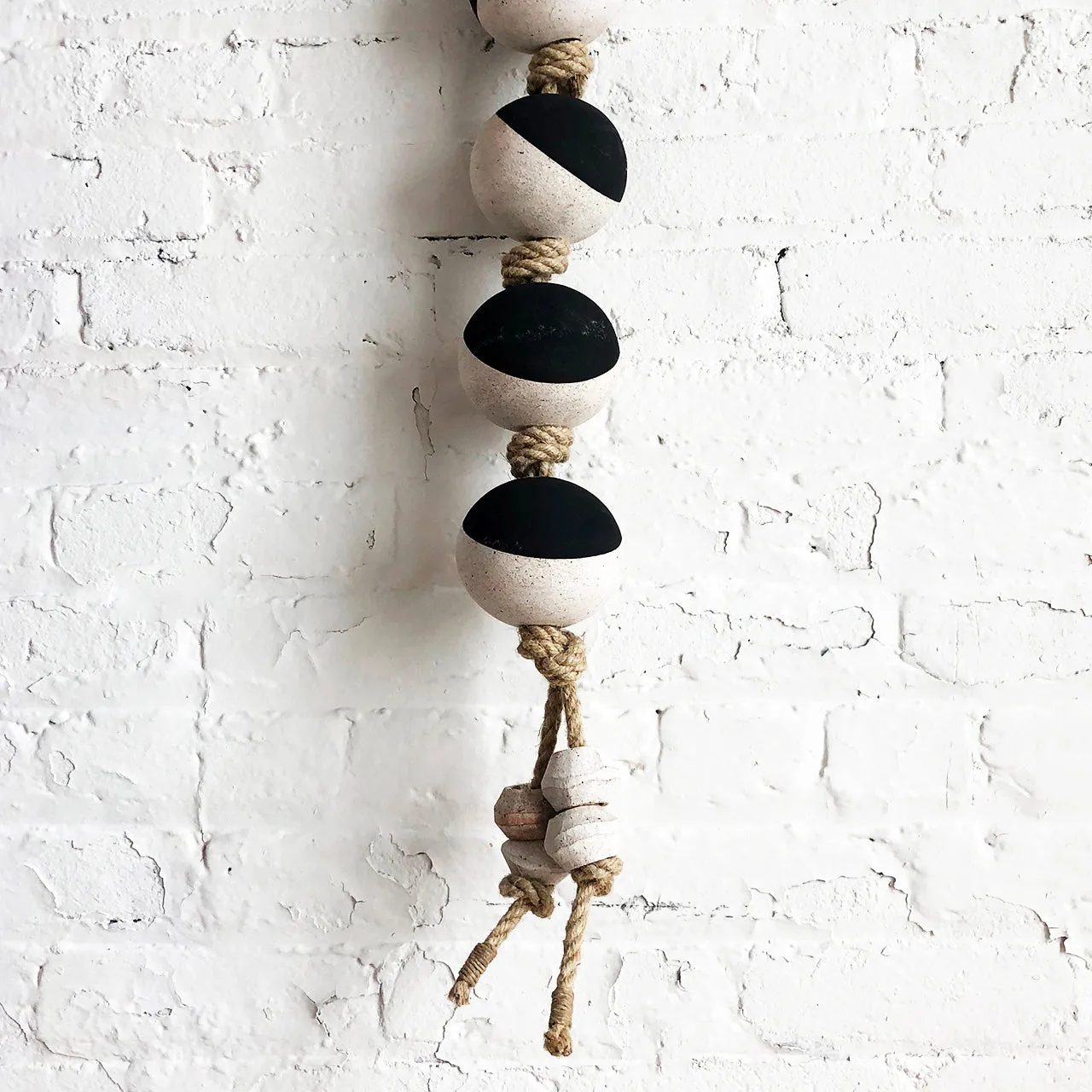 Garland9 Rnd: Black & White