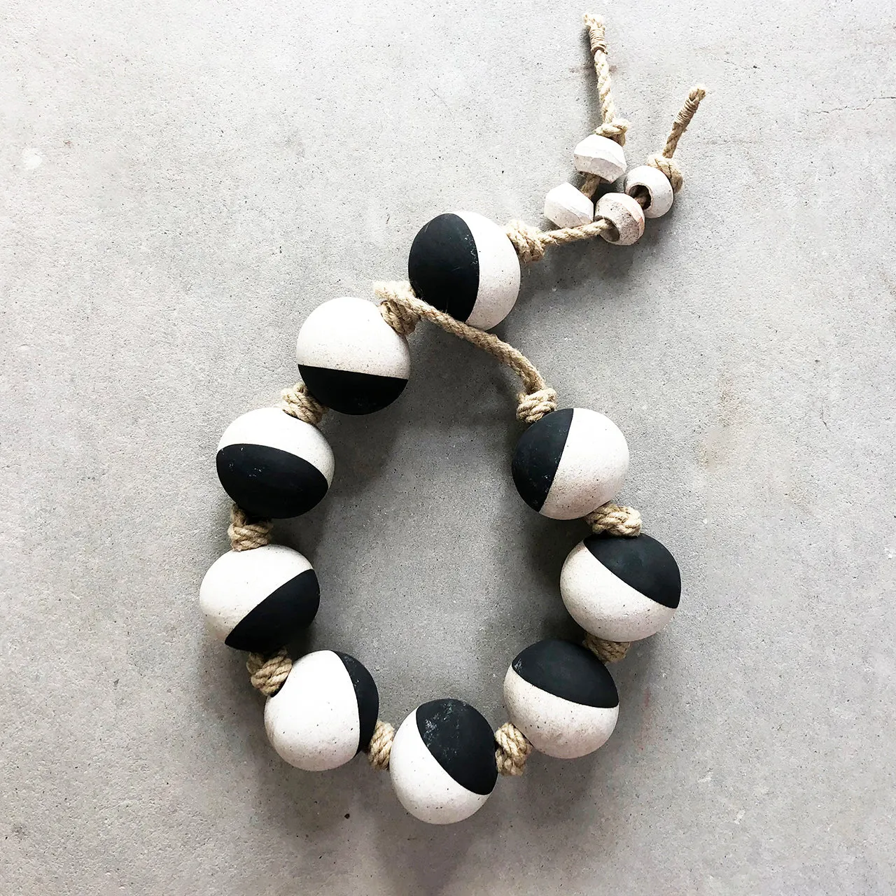 Garland9 Rnd: Black & White