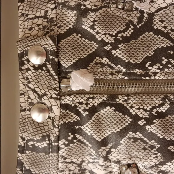🥳HP🥳 NWT, Blank NYC Break Away Snake Print Skirt
