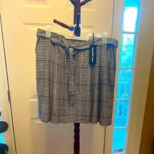 NWT PLUS SIZE KARL LAGERFELD BLACK &amp; WHITE SKIRT SIZE 16
