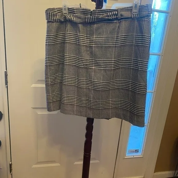 NWT PLUS SIZE KARL LAGERFELD BLACK &amp; WHITE SKIRT SIZE 16