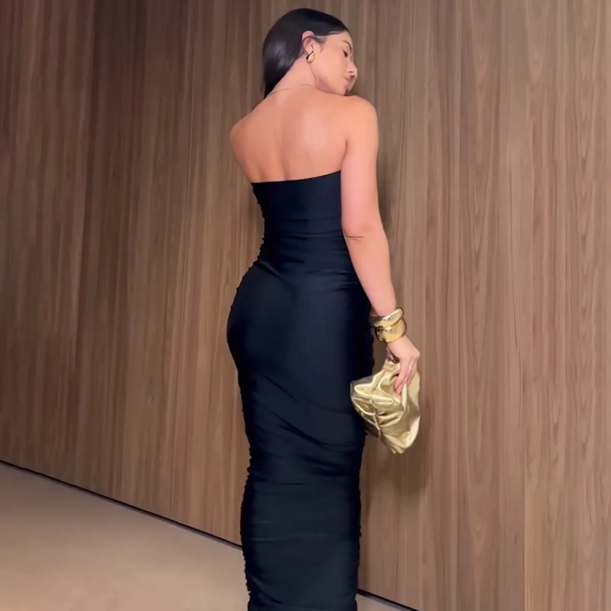 Sophisticated Strapless Pleated Slim Evening Dress with Keyhole Detail